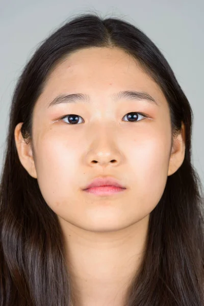 Estúdio Tiro Jovem Bela Mulher Coreana Contra Fundo Branco — Fotografia de Stock