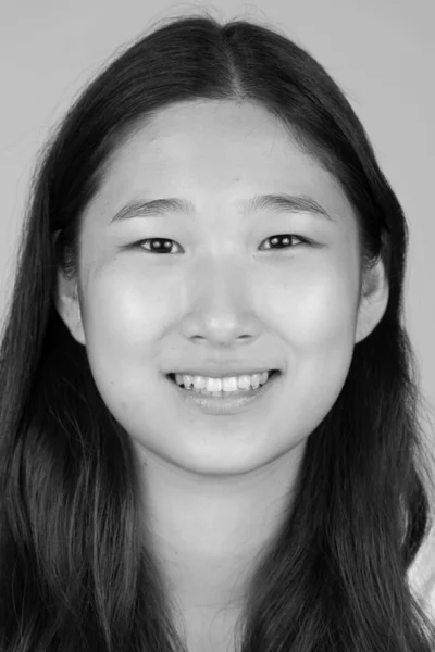 Estúdio Tiro Jovem Bela Mulher Coreana Contra Fundo Branco Preto — Fotografia de Stock