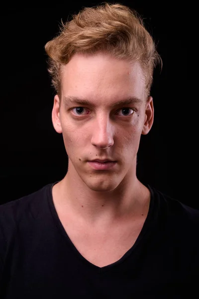 Studio Zdjęcie Młodego Przystojnego Skandynawskiego Mężczyzny Blond Włosami Czarnym Tle — Zdjęcie stockowe