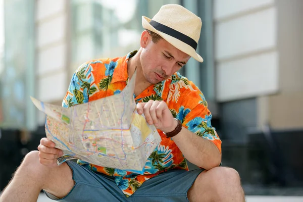 Retrato Jovem Bonito Turista Homem Fora Shopping Center Cidade — Fotografia de Stock