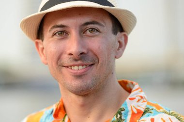 Bangkok 'taki nehir manzarasına karşı rıhtımdaki yakışıklı turistin portresi.