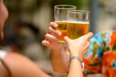 Genç turist ve genç Asyalı turist kadın portresi. Açık hava restoranında birlikte.