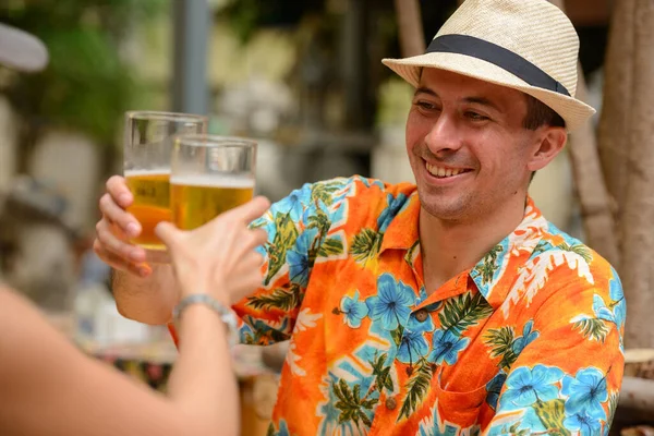 Portret Van Jonge Toerist Jonge Aziatische Toeristische Vrouw Samen Restaurant — Stockfoto