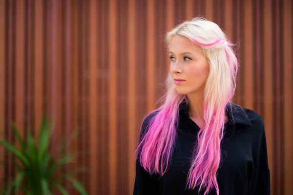 Retrato Una Joven Hermosa Rubia Explorando Las Calles Ciudad Aire —  Fotos de Stock