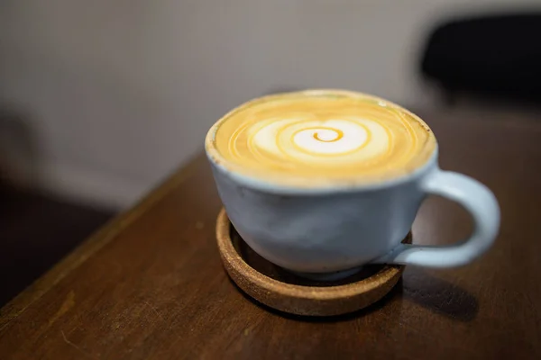Potret Kopi Cappuccino Yang Lezat Atas Meja Kayu — Stok Foto