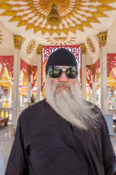 Портрет Взрослого Бородатого Туриста Хипстера Буддийском Храме Бангкоке Открытом Воздухе — стоковое фото
