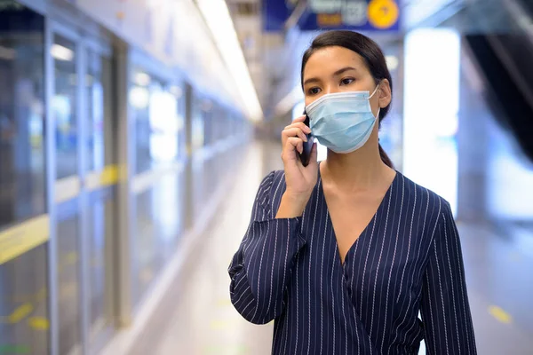 Portré Fiatal Ázsiai Üzletasszonyról Maszkkal Koronavírus Elleni Védelemért Metróállomáson — Stock Fotó