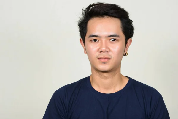 带着白底耳环的年轻亚洲男子演播室照片 — 图库照片