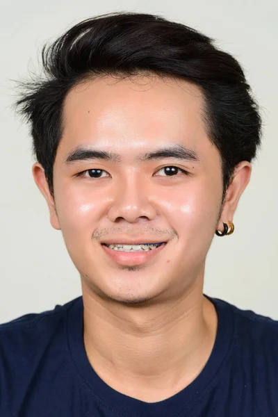 Studioaufnahme Eines Jungen Asiatischen Mannes Mit Ohrringen Vor Weißem Hintergrund — Stockfoto