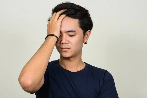 Estudio Disparo Joven Asiático Hombre Con Pendientes Sobre Fondo Blanco —  Fotos de Stock