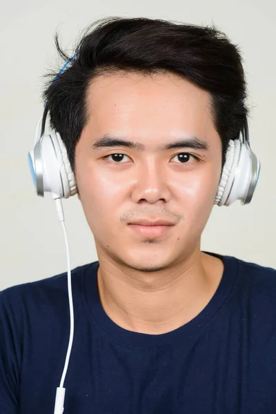 Beyaz Arka Planda Küpeleri Olan Asyalı Genç Adamın Stüdyo Fotoğrafı — Stok fotoğraf