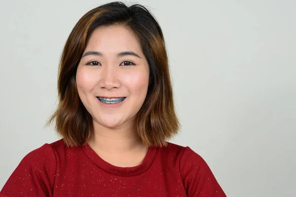 Studio Shot Jeune Femme Asiatique Aux Cheveux Courts Sur Fond — Photo