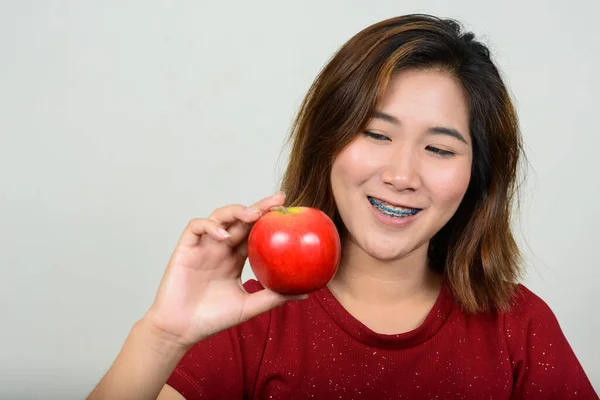 Estudio Joven Mujer Asiática Con Pelo Corto Sobre Fondo Blanco — Foto de Stock