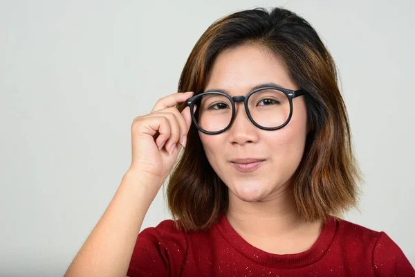 Studio Colpo Giovane Donna Asiatica Con Capelli Corti Contro Sfondo — Foto Stock