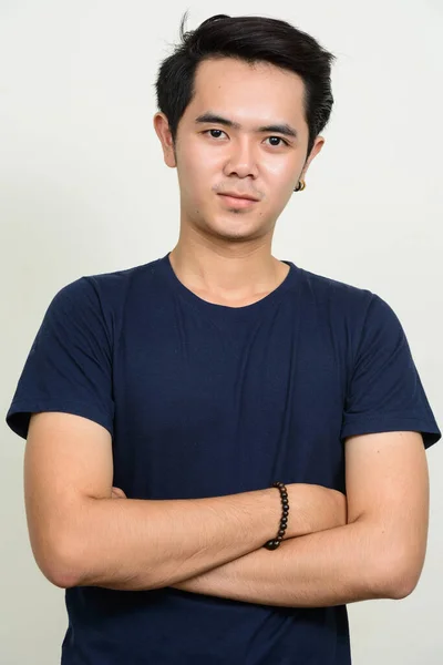 Beyaz Arka Planda Küpeleri Olan Asyalı Genç Adamın Stüdyo Fotoğrafı — Stok fotoğraf