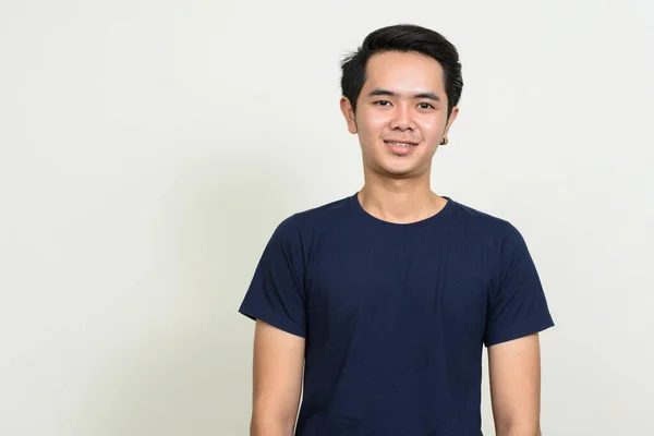 Studio Záběr Mladého Asijského Muže Náušnicemi Bílém Pozadí — Stock fotografie