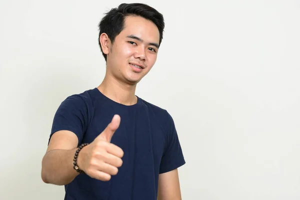 Studio Skott Ung Asiatisk Man Med Örhängen Mot Vit Bakgrund — Stockfoto