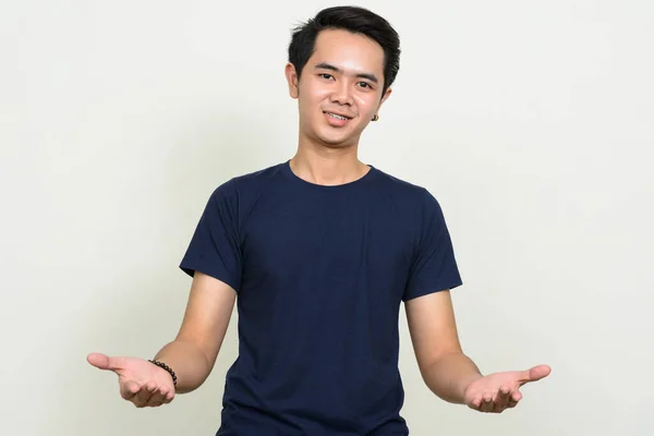 Estudio Disparo Joven Asiático Hombre Con Pendientes Sobre Fondo Blanco — Foto de Stock