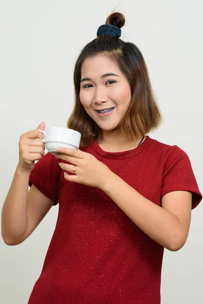 Estudio Joven Mujer Asiática Con Pelo Corto Sobre Fondo Blanco —  Fotos de Stock