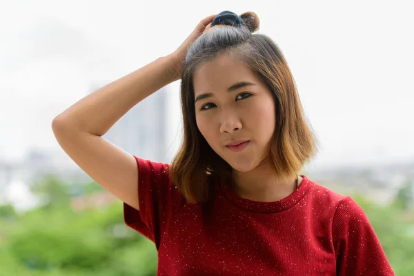 Portrét Mladé Asijské Ženy Krátkými Vlasy Proti Pohledu Město Venku — Stock fotografie