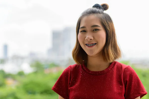 Portrait Jeune Femme Asiatique Aux Cheveux Courts Contre Vue Sur — Photo