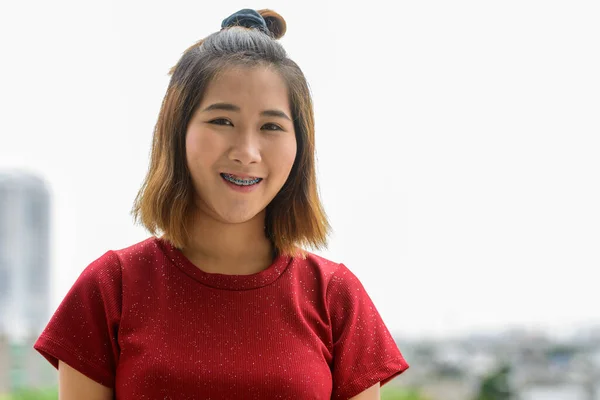 Retrato Jovem Mulher Asiática Com Cabelo Curto Contra Vista Cidade — Fotografia de Stock