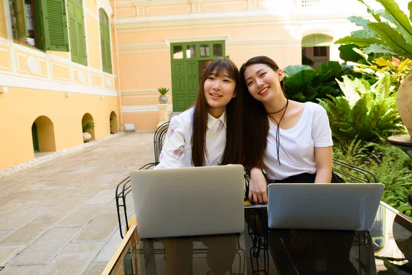 Portrait Two Young Beautiful Korean Women Together Relaxing Coffee Shop — Stock Photo, Image