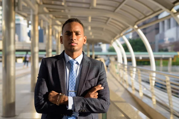 Πορτρέτο Του Νεαρού Όμορφου Αφρικανού Επιχειρηματία Κοστούμι Στη Γέφυρα Skywalk — Φωτογραφία Αρχείου