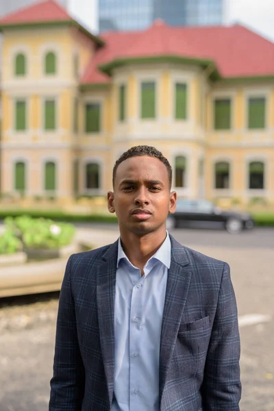 Retrato Joven Hombre Negocios Africano Guapo Usando Traje Las Calles —  Fotos de Stock