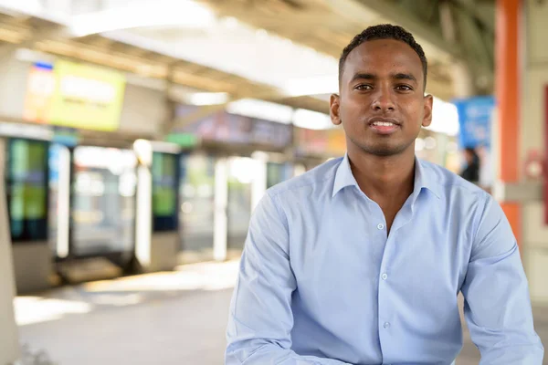 空の駅で若いハンサムなアフリカのビジネスマンの肖像画 — ストック写真