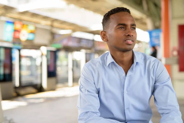空の駅で若いハンサムなアフリカのビジネスマンの肖像画 — ストック写真