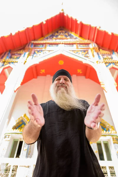 Porträtt Mogen Skäggig Hipster Turist Man Vid Buddistiska Templet Bangkok — Stockfoto