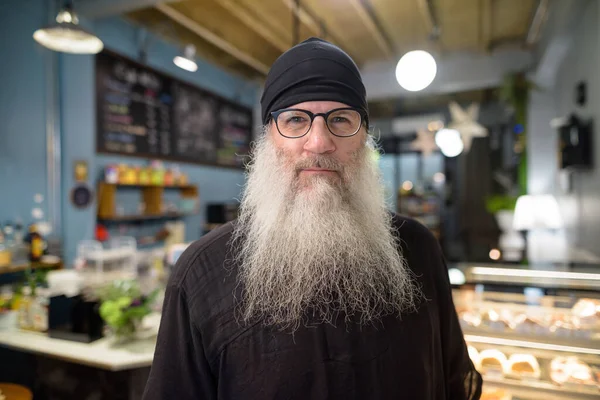 Портрет Взрослого Бородатого Хипстера Очках Расслабляющего Кафе Помещении — стоковое фото