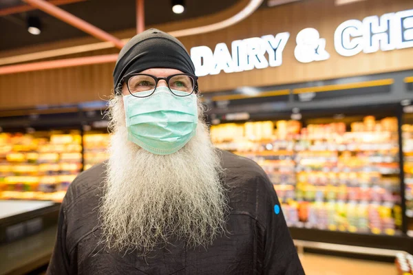 Portret Van Volwassen Bebaarde Hipster Man Met Masker Voor Bescherming — Stockfoto