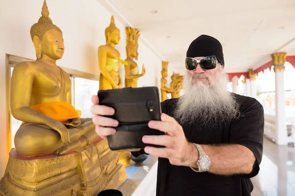 Porträtt Mogen Skäggig Hipster Turist Man Vid Buddistiska Templet Bangkok — Stockfoto