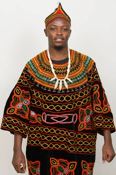 스튜디오에서 잘생긴 아프리카 남자가 배경에 전통적 — 스톡 사진