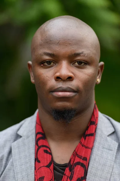 Portrait Young Handsome Bald African Businessman Wearing Suit Scarf Streets — Stockfoto