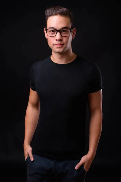 Siyah Arka Plana Karşı Çok Irklı Genç Yakışıklı Adamın Stüdyo — Stok fotoğraf