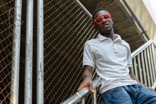 Портрет Молодого Африканца Очках Улицах Города — стоковое фото