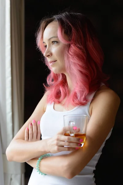 Portrait Beautiful Woman Pink Hair Living Room Home — 图库照片