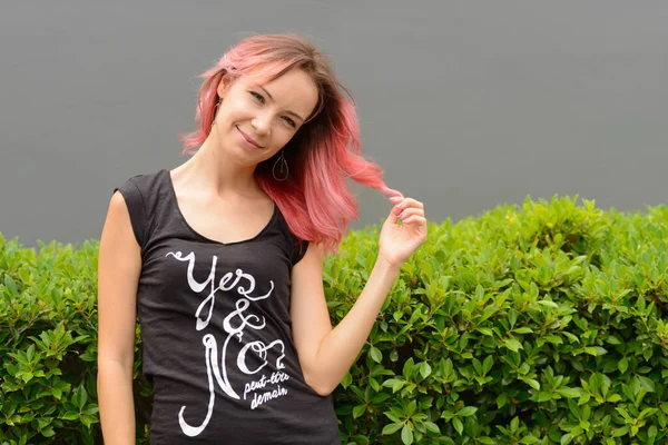 Portrait Beautiful Woman Pink Hair Gray Wall Outdoors — 图库照片