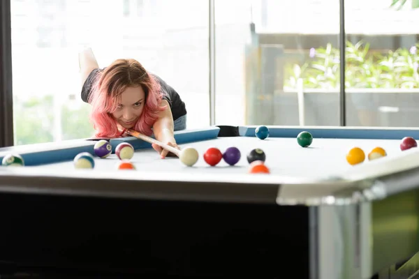 Portrait Beautiful Woman Pink Hair Playing Billiard Indoors — стоковое фото