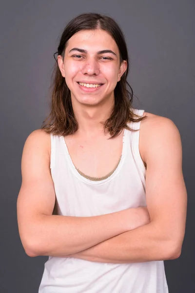 Студійний Знімок Молодого Красивого Андрогінного Чоловіка Довгим Волоссям Сірому Фоні — стокове фото