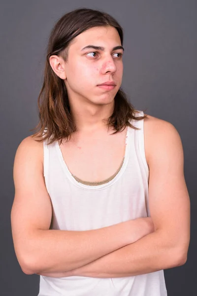 Студійний Знімок Молодого Красивого Андрогінного Чоловіка Довгим Волоссям Сірому Фоні — стокове фото
