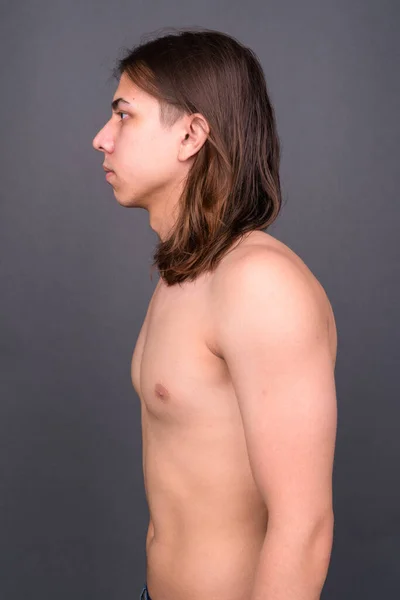 Студийный Снимок Молодого Красивого Андрогинного Человека Длинными Волосами Рубашки Сером — стоковое фото