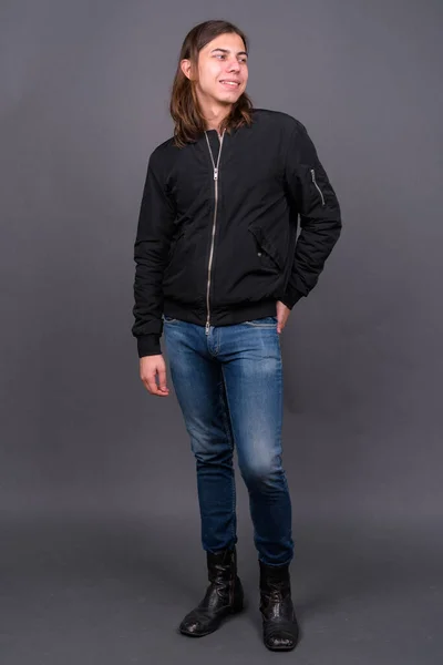 Студийный Снимок Молодого Красивого Андрогинного Человека Длинными Волосами Куртке Сером — стоковое фото