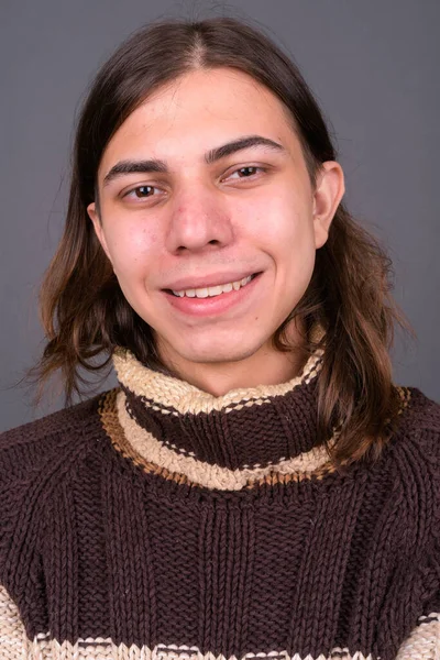 Студійний Знімок Молодого Красивого Андрогінного Чоловіка Довгим Волоссям Готового Зими — стокове фото