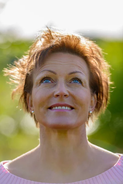 Portrait Mature Beautiful Scandinavian Woman Short Hair Relaxing Nature Outdoors — Stockfoto