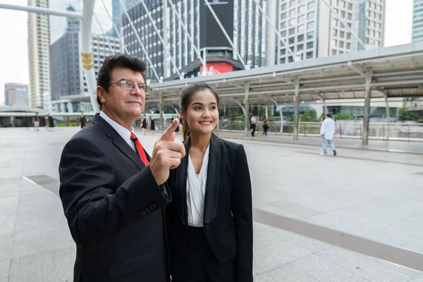 Portret Van Volwassen Zakenman Jonge Aziatische Zakenvrouw Samen Als Team — Stockfoto