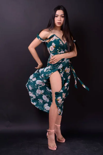 Studio Skott Ung Vacker Asiatisk Transperson Kvinna Mot Svart Bakgrund — Stockfoto